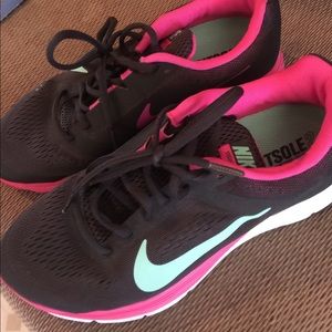 Women’s Nike shoes. Black/pink. New w/o tag.